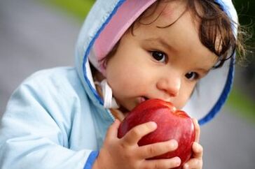 jedzenie nieumytych owoców jako przyczyna zarażenia pasożytami