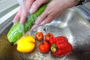 mycie warzyw, aby zapobiec inwazji pasożytów
