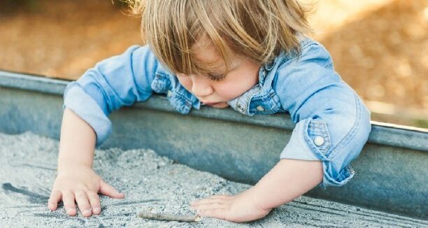 dziecko bawi się w piaskownicy i zostaje zarażone robakami