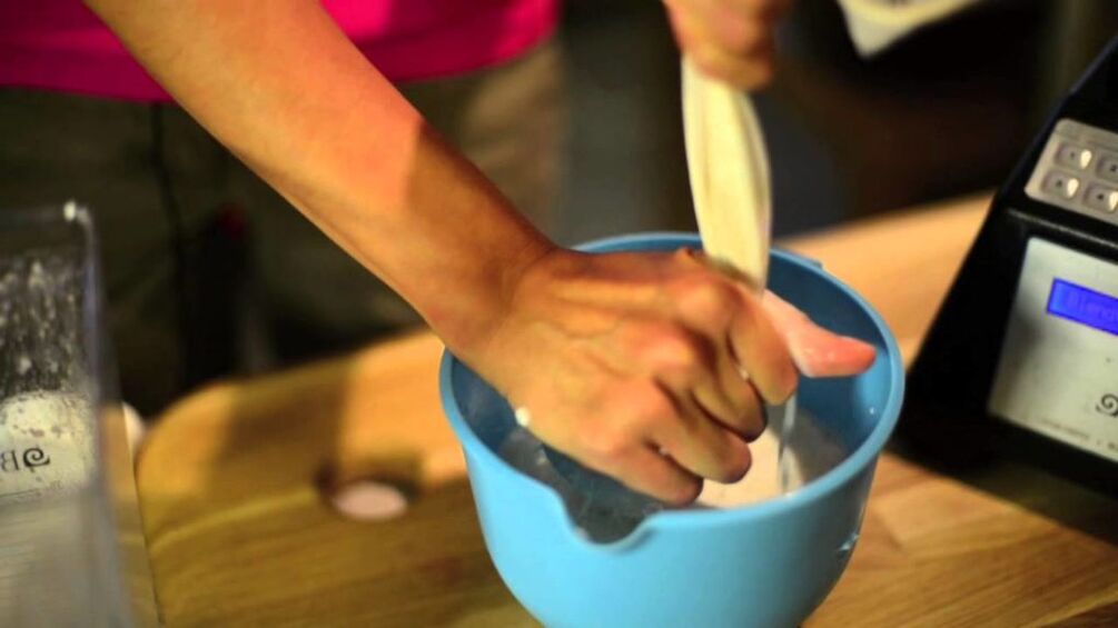 Przygotowanie mleka z pestek dyni do usuwania robaków u dzieci